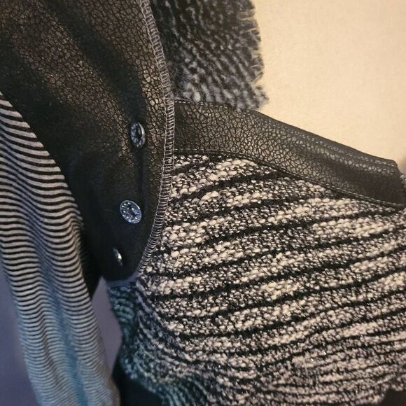 Faux Leather and Fur Zipper Top by Talk of the Walk Women's Size Medium - Picture 8 of 8